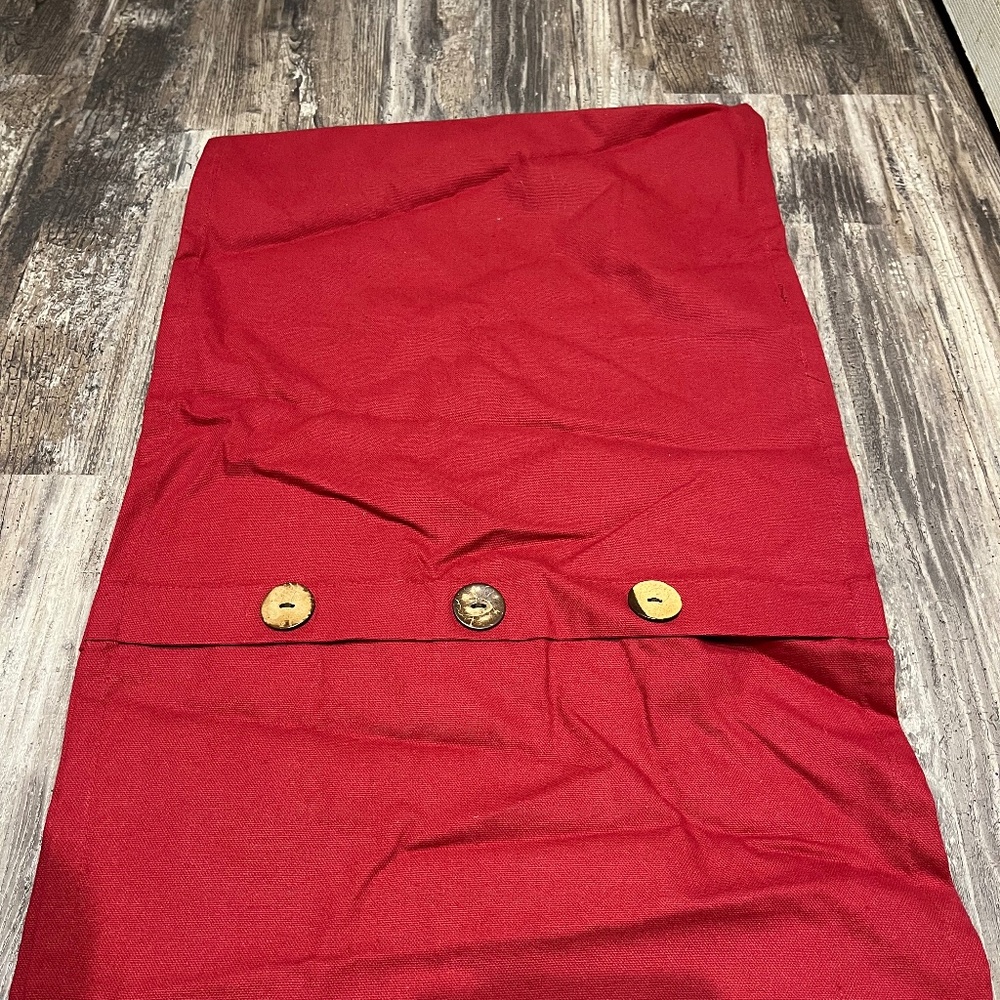 Table runner with button accents